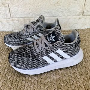 Adidas, Swift Run Sneaker, Grey/White, Toddler 10